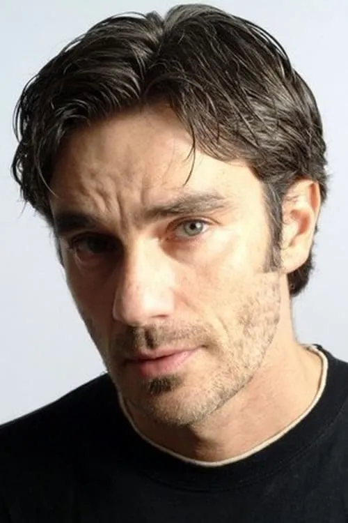 Enrico Mutti interpretando a Roberto Malvesi