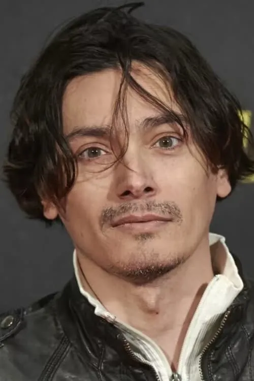 Enrique Alcides interpretando a Júnior