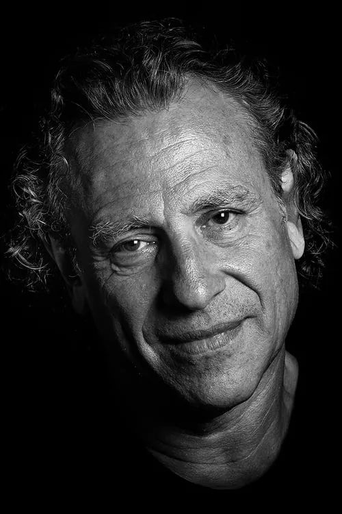 Enrique Simón interpretando a Cobo