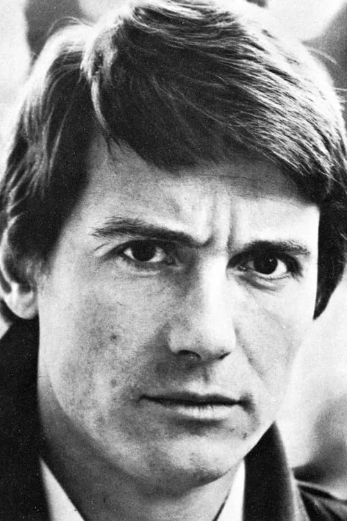 Enzo Bottesini interpretando a Sergeant