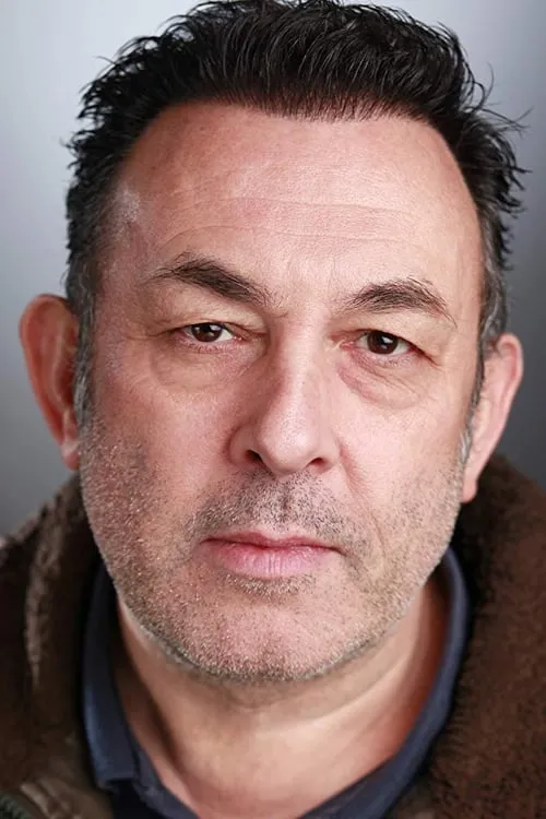 Enzo Squillino Jr. interpretando a James