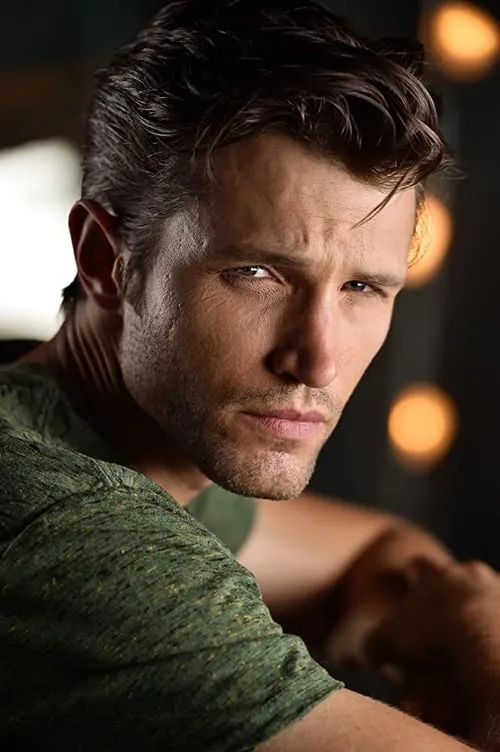 Eric Callero interpretando a Edward