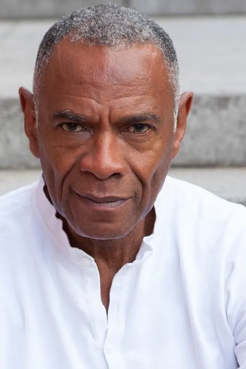 Eric Goode interpretando a Mr. Brambang