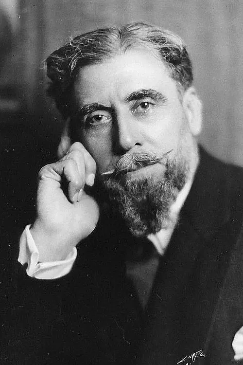 Eric Mayne interpretando a Colonel of Legionnaires