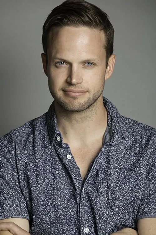 Eric Murdoch interpretando a Henry