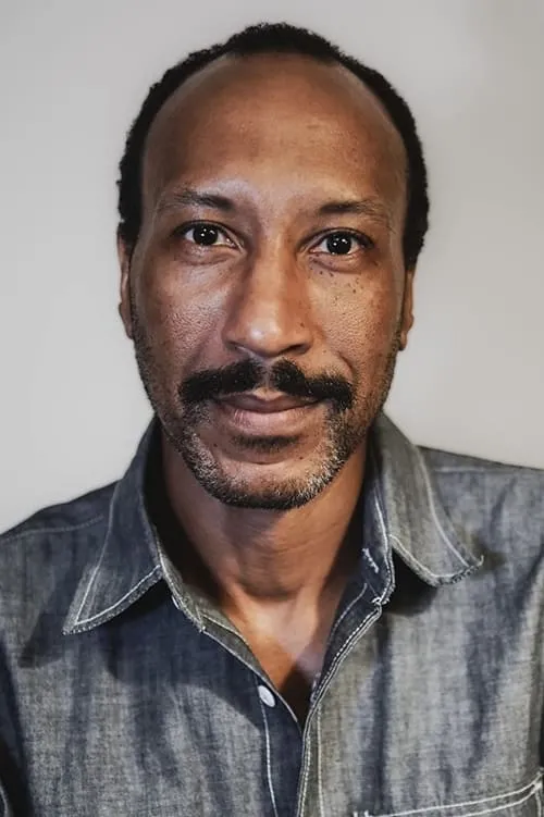 Eric Stafford interpretando a Clay