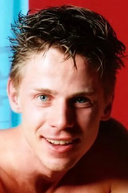 Erik Finnegan interpretando a Archive Footage