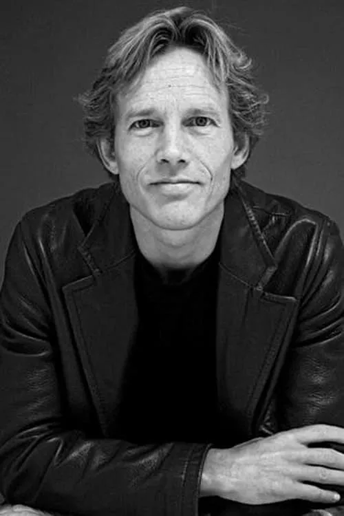 Erik Koningsberger interpretando a Dennis