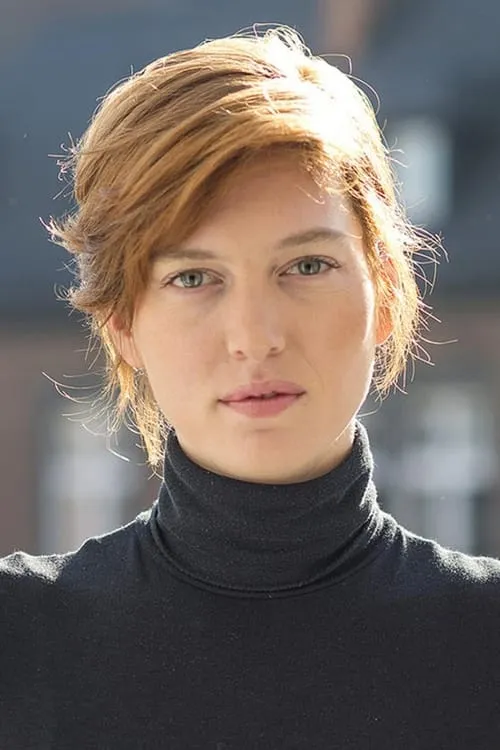 Erika Sainte interpretando a Vendeuse magasin de vêtements