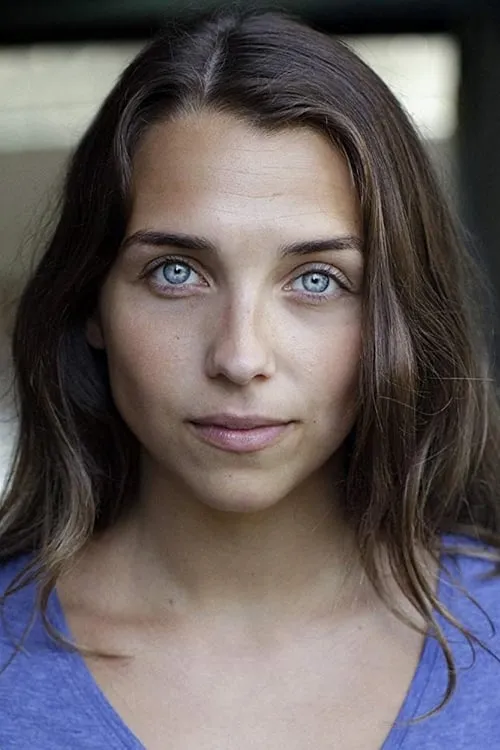 Erin Armstrong interpretando a 