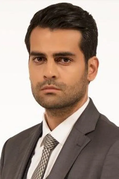 Erkan Meriç interpretando a Kenan