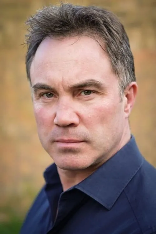 Erol Mehmet interpretando a Man #2