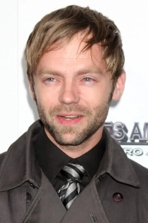 Esteban Powell interpretando a Mitch