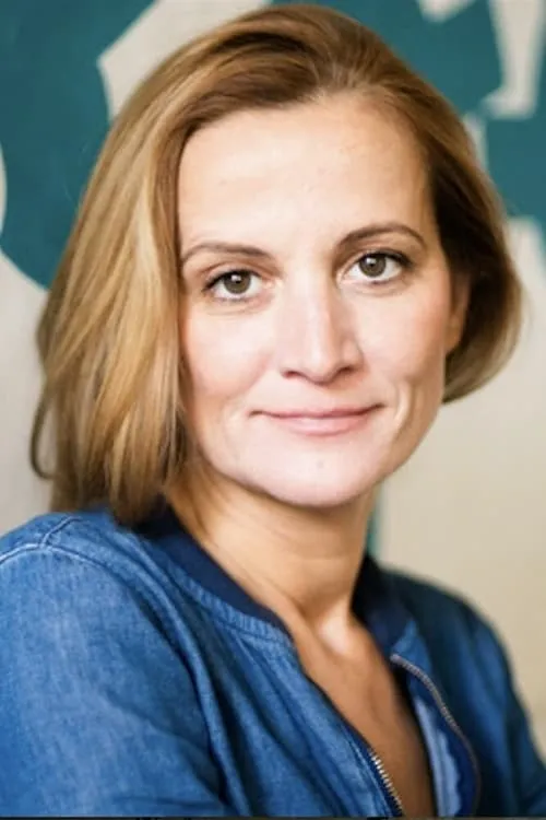 Estelle Larrivaz interpretando a