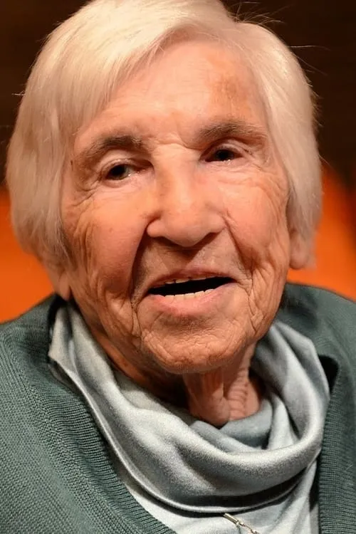 Esther Bejarano interpretando a Self