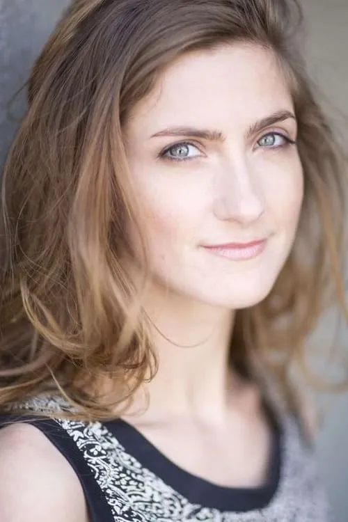 Esther Hannaford interpretando a Simone