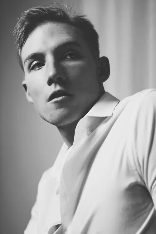 Ethan Daniel Corbett interpretando a Dracula