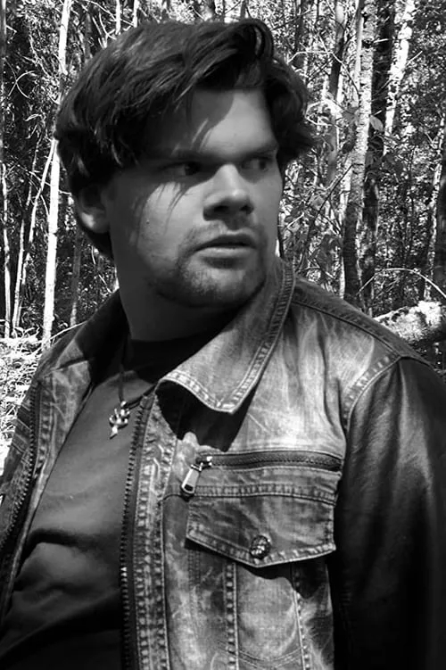 Ethan R Hill interpretando a Harvey