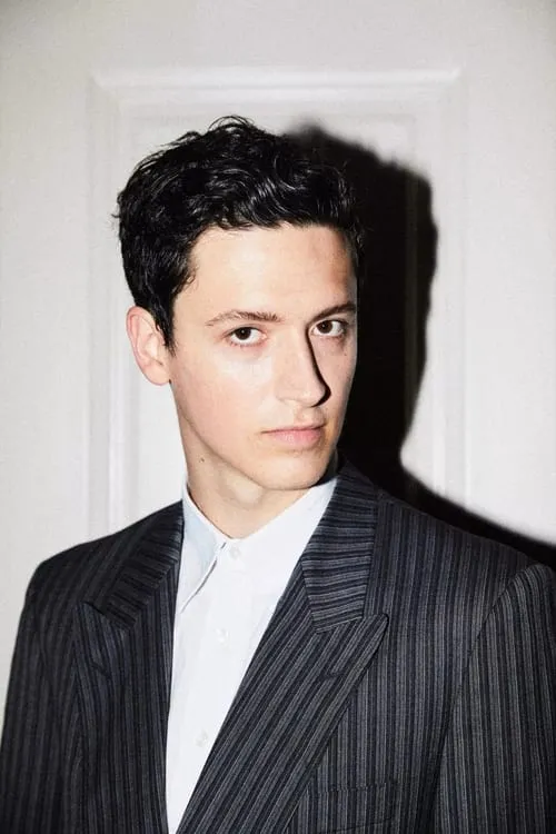 Etienne Halsdorf interpretando a Metti Kuddel