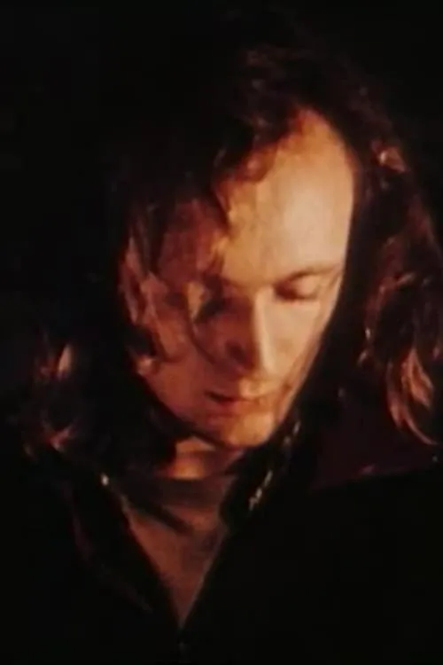 Étienne O'Leary interpretando a