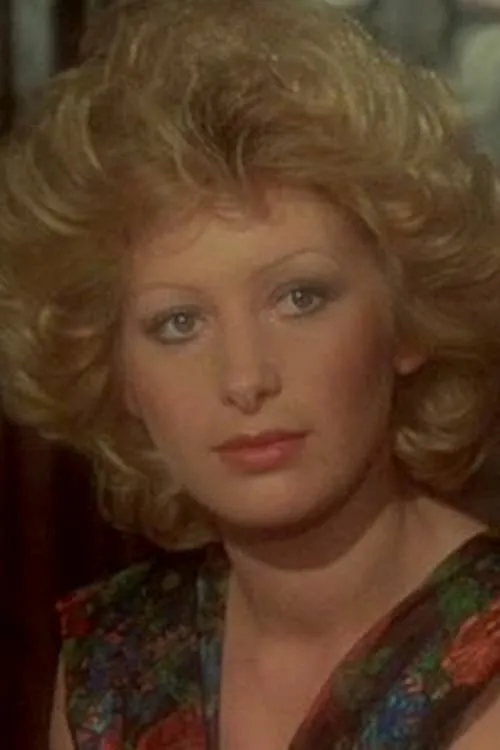 Eva Eden interpretando a Clé Cooper