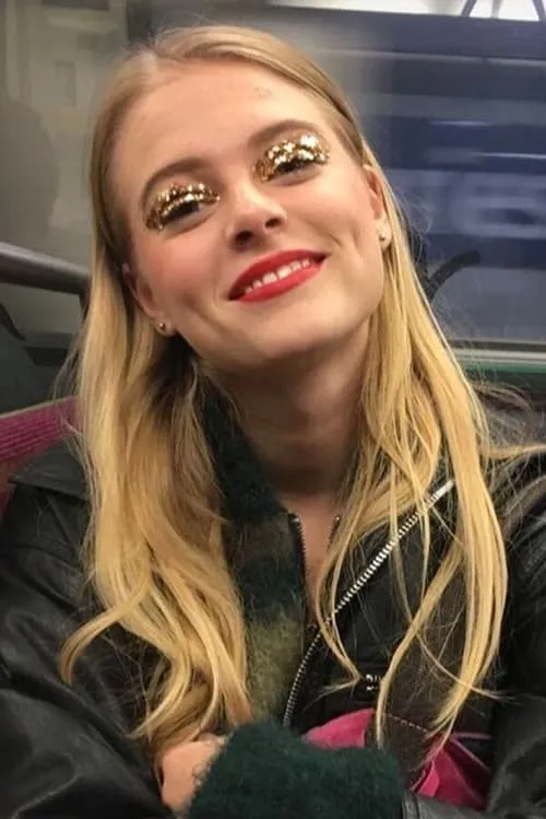 Eva Niewdanski interpretando a Lisa adolescente