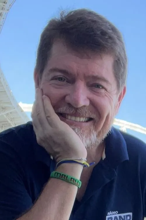 Evaldo José interpretando a Narrator