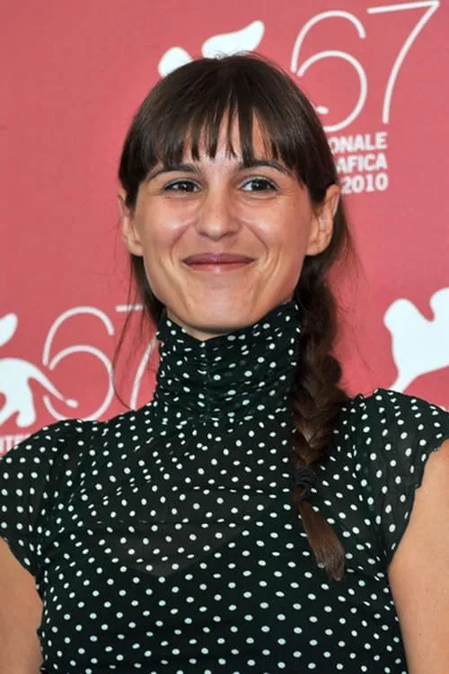 Evangelia Randou interpretando a Chambermaid