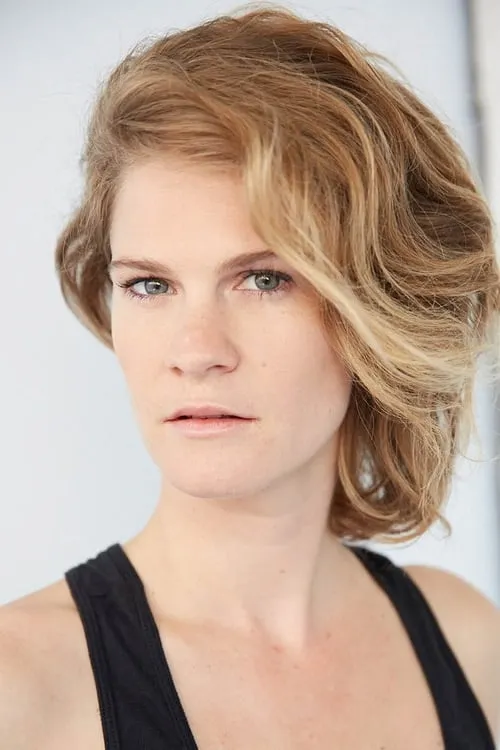 Eve Gadouas interpretando a Girl in Corridor (Segment 