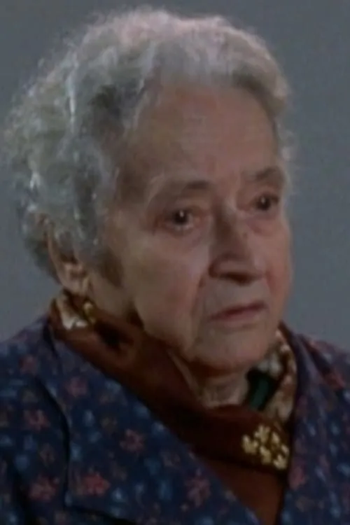 Evelina Gori interpretando a Nona Cardinale