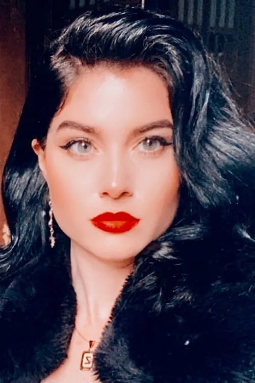 Evelyn Hollow — personaje: Self