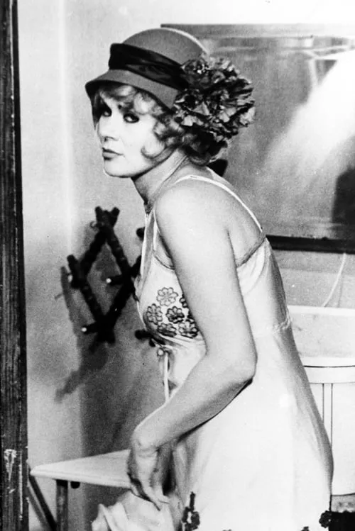 Ewa Ciepiela interpretando a mieszkanka kamienicy