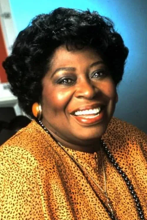 Eyde Byrde interpretando a Auntie