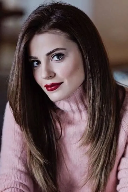 Ezgi Eyüboğlu — personaje: Zeynep