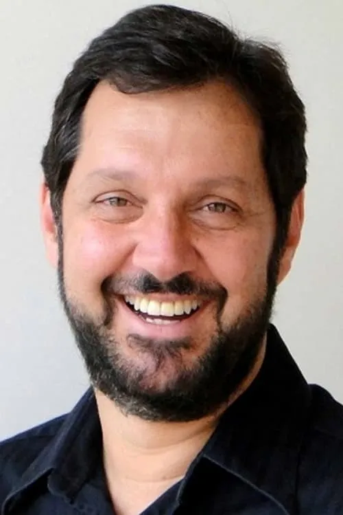 Fabio Nassar interpretando a Paulo Estrela