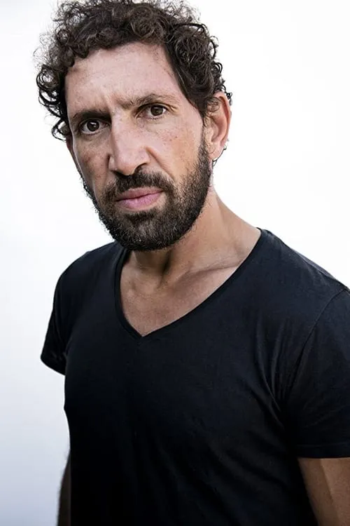 Fabrice Boutique interpretando a Pierre traductor