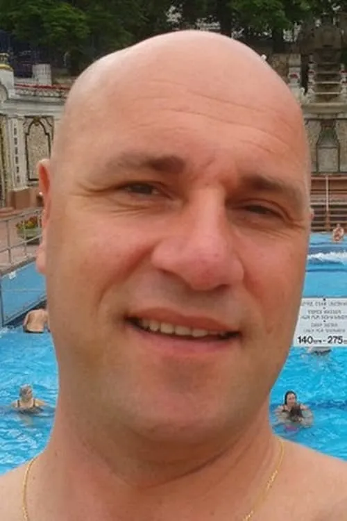 Fabrice Triple X interpretando a