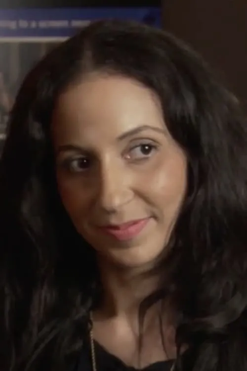 Fadia Nadda interpretando a Lingerie Girl