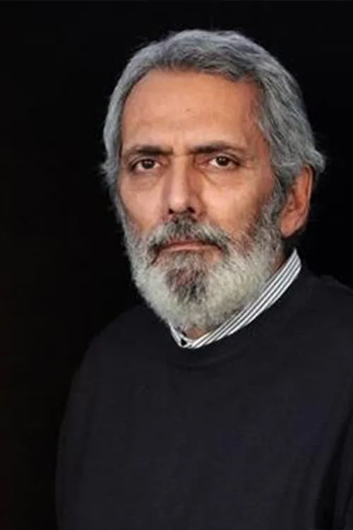 Farrokh Nemati interpretando a