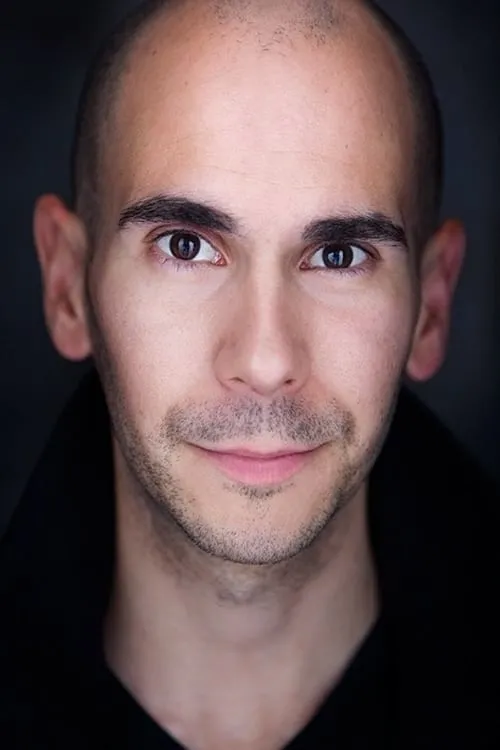 Felipe Bonilla interpretando a Bartender