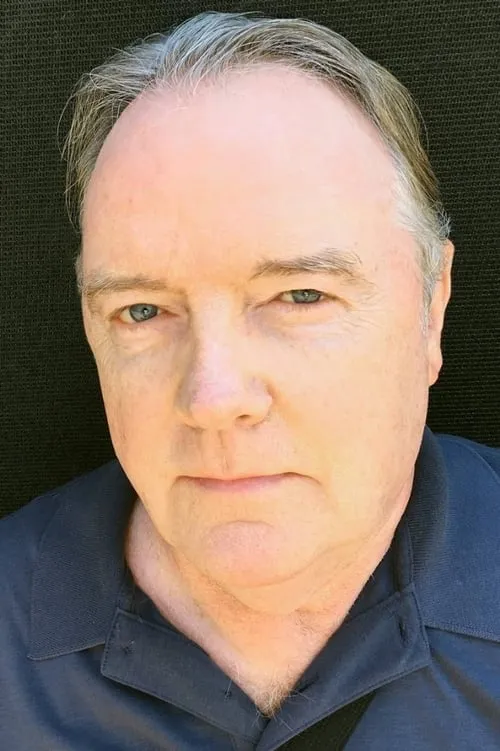 Fenton Lawless interpretando a Sergeant Scanlon