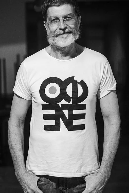 Fiapo Barth interpretando a 