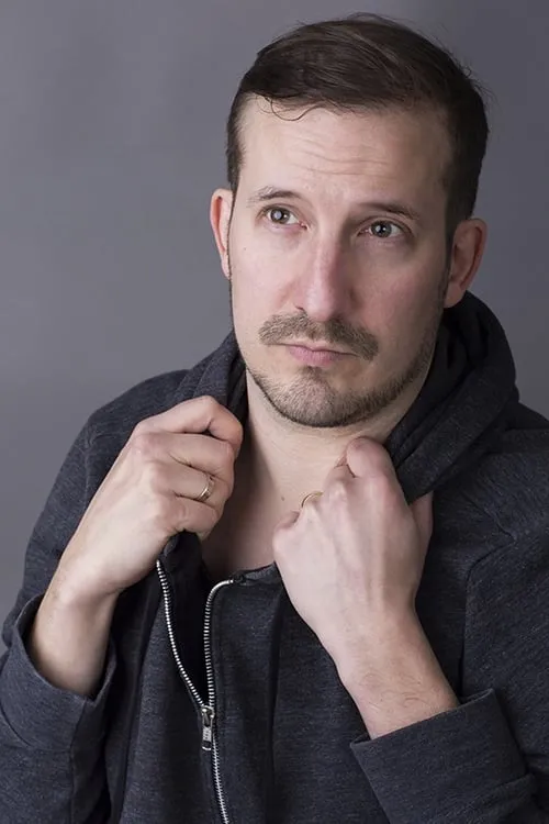 Filip Tallhamn interpretando a Karolyi Faraco