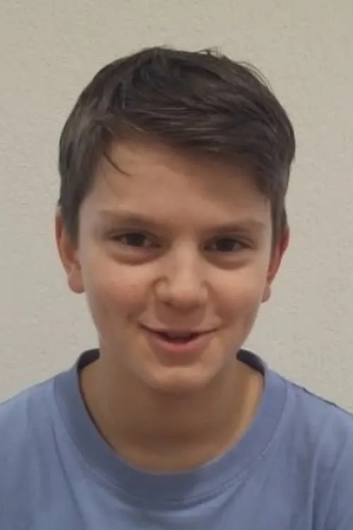 Finn Sutter interpretando a Luki