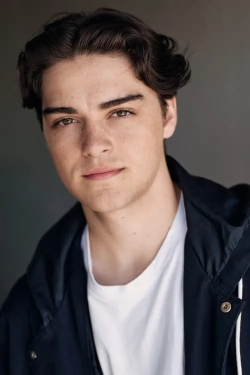 Finn Woodlock interpretando a Bike Armstrong