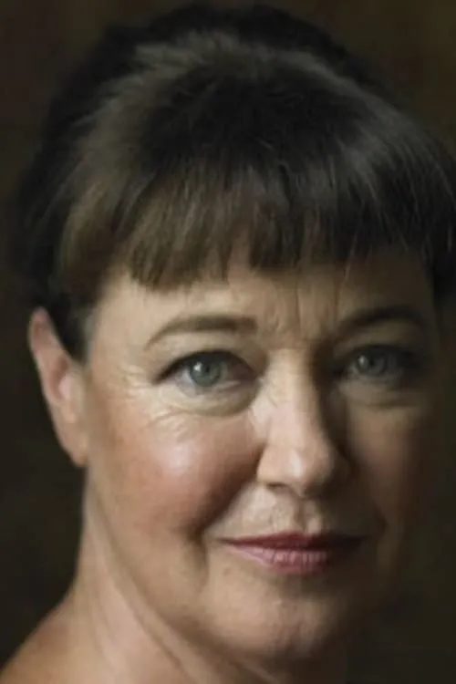 Fiona Samuel interpretando a Herself