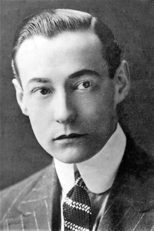 Fletcher Norton interpretando a Angelo Spinello