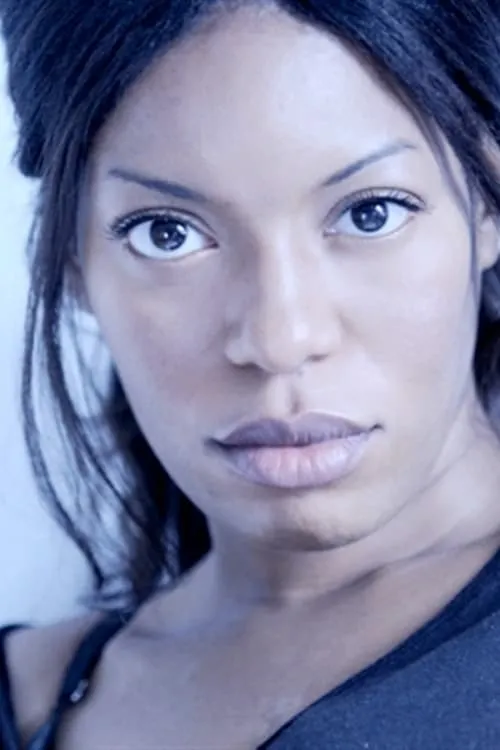 Flora Djien interpretando a Loretta