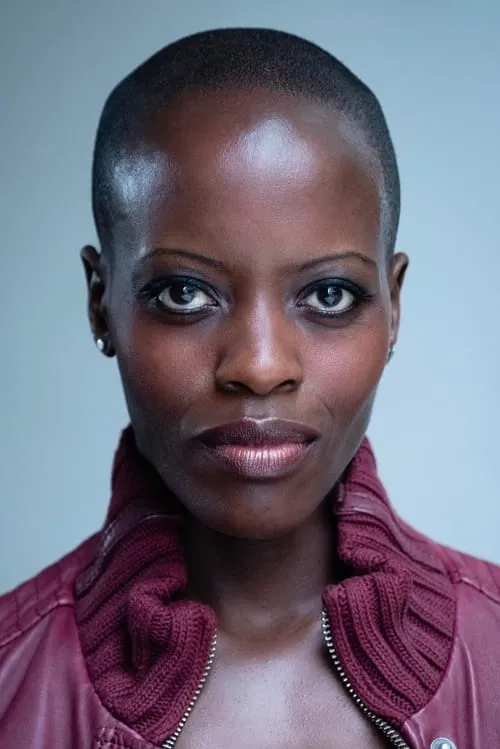 Florence Kasumba interpretando a Tanya
