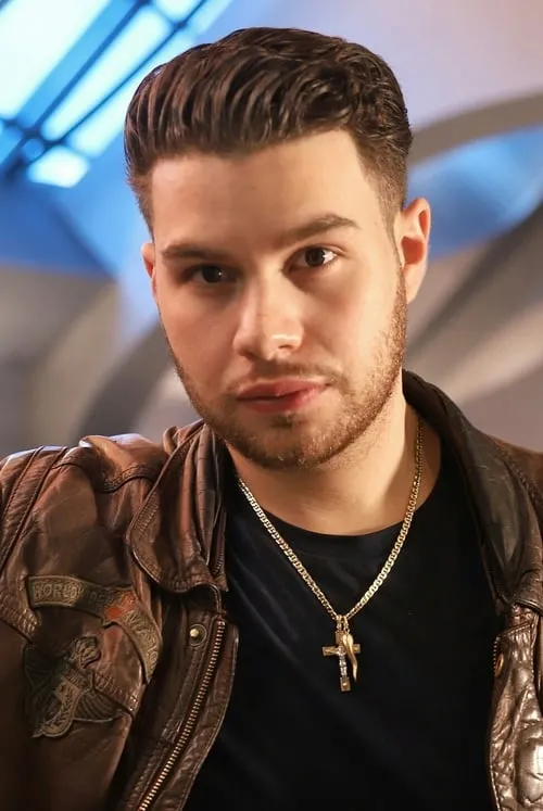 Francesco Antonio interpretando a Young Simon McCabe